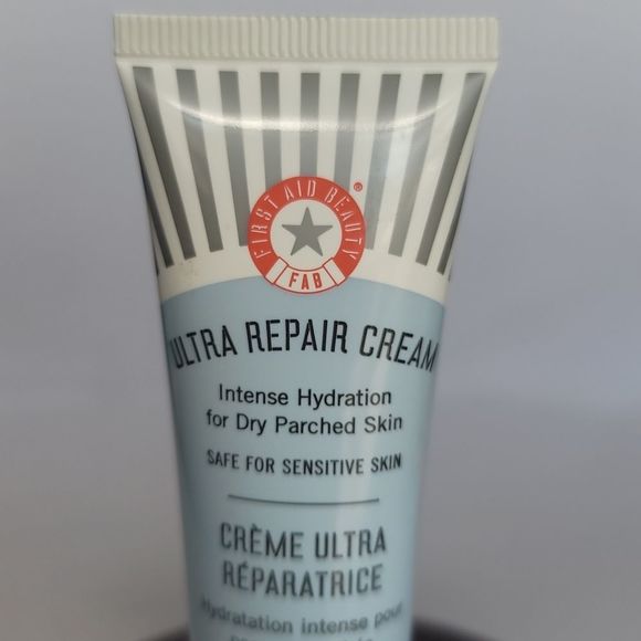 FAB • First Aid Beauty • Ultra Repair Cream Hydration for Parched Skin - 1 fl oz - Picture 2 of 5